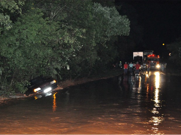 Riacho transborda em Santa Izabel e causa acidente com carro de Salto do Lontra