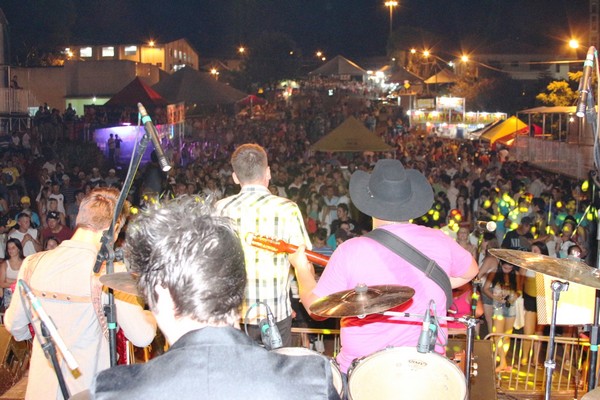 Iniciou ontem expoprata em Nova Prata Do Iguaçu. Bom publico prestígio a primeira noite