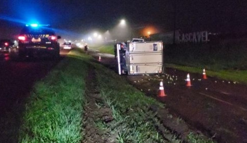 Caminhão tomba na BR-277 e passageiro morre após ser ejetado