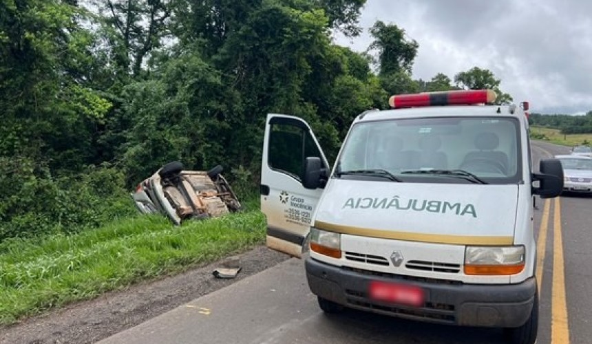 Carro capota após ser atingido por camionete na PR-483