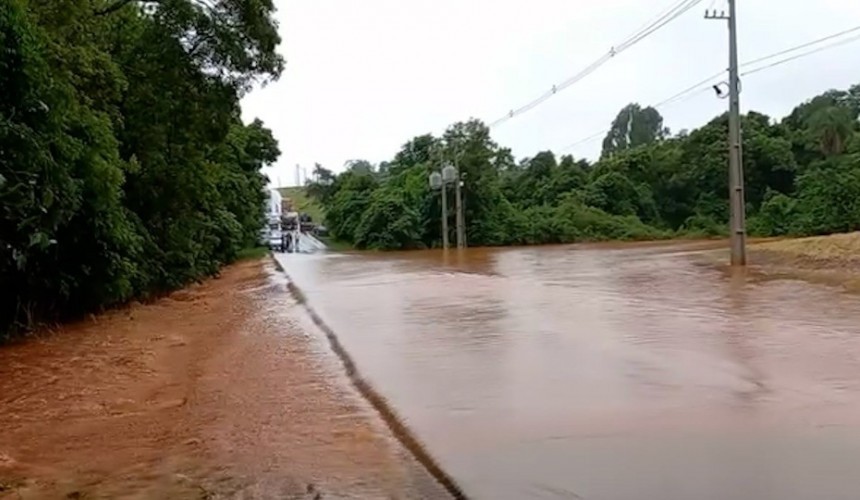 Rio transborda e passa por cima da PR-281 em Santa Izabel do Oeste