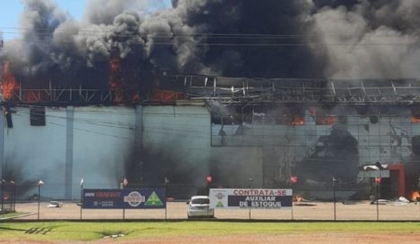 Grande incêndio destrói barracões de empresa localizada às margens da BR-277, em Cascavel