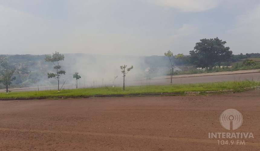 Corpo de Bombeiros atendem ocorrência de incêndio em vegetação na Avenida Tibagi em Capitão