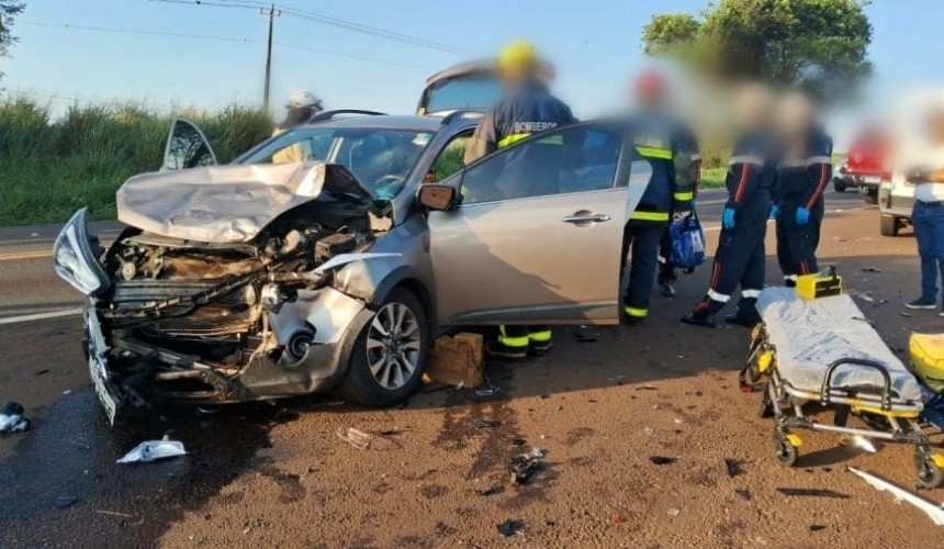 Colisão frontal deixa pelos menos quatro feridos na rodovia BR-277 em Santa Tereza