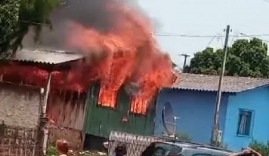 Residência de madeira é consumida pelo fogo em Quedas do Iguaçu