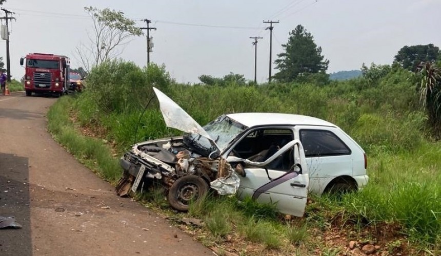 Três pessoas ficam feridas em acidente entre carro e caminhão em Renascença