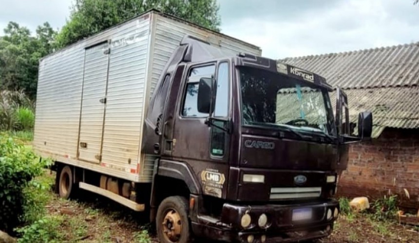 Caminhão furtado é recuperado na área rural de Lindoeste