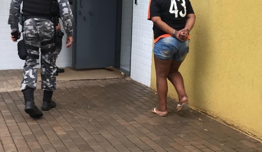 Mulher que era procurada pelo crime de roubo é presa pelo Pelotão de Choque em Cascavel