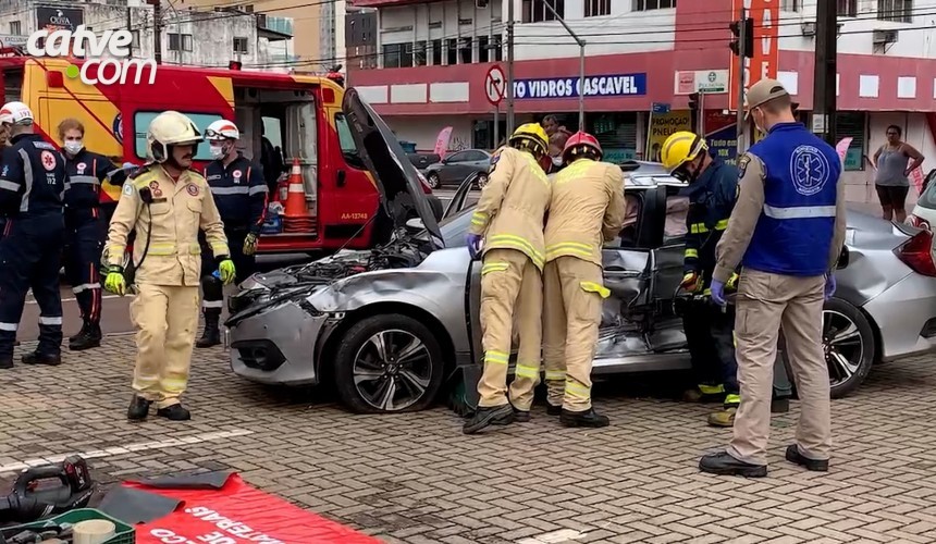 Ambulância do Samu se envolve em grave acidente a caminho de ocorrência em Cascavel; três pessoas ficaram feridas