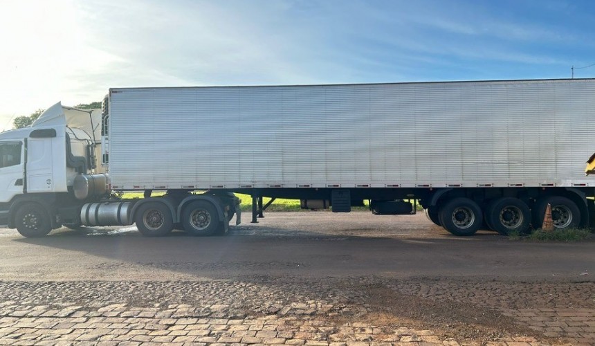 Carreta carregada com 1.500 caixas de cigarros é apreendida na BR 277 em Santa Tereza do Oeste