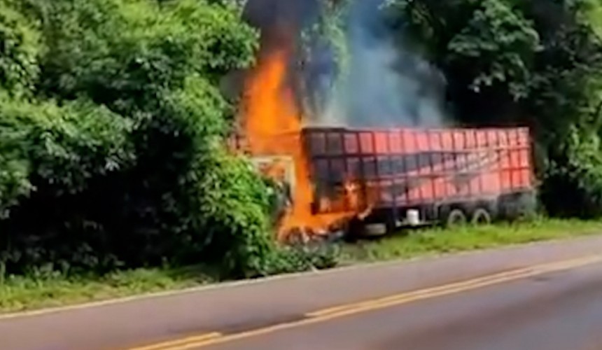 Caminhão pega fogo às margens da PR 180 em Boa Vista da Aparecida