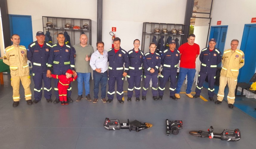 Bombeiros e Defesa Civil de Capitão receberam desencarceradores de última geração e barco