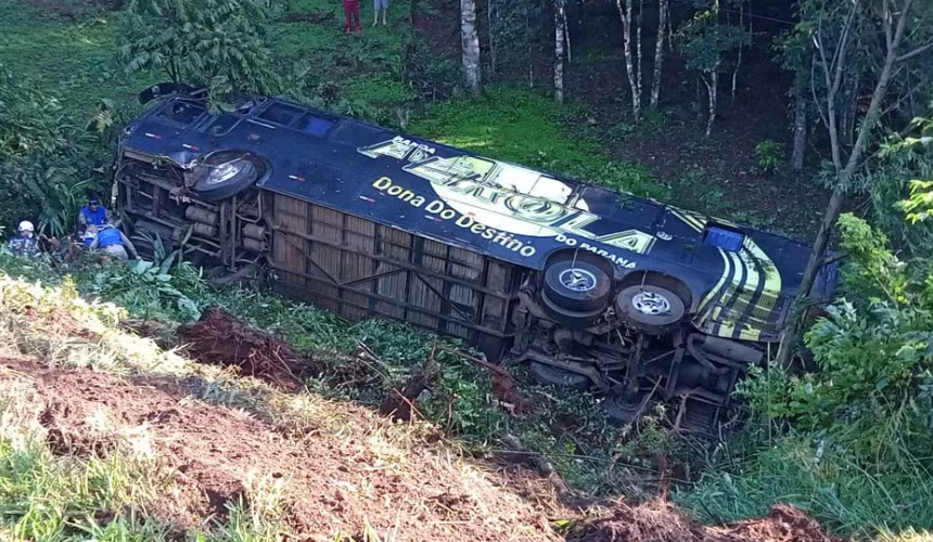 Ônibus da banda Pérola do Paraná, cai em barranco e deixa três feridos na PR-280, em Pato Branco