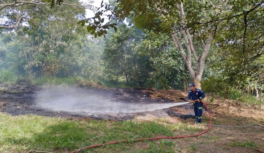 Corpo de Bombeiros atende ocorrência de incêndio ambiental devido à solta de fogos de artifício em Capitão