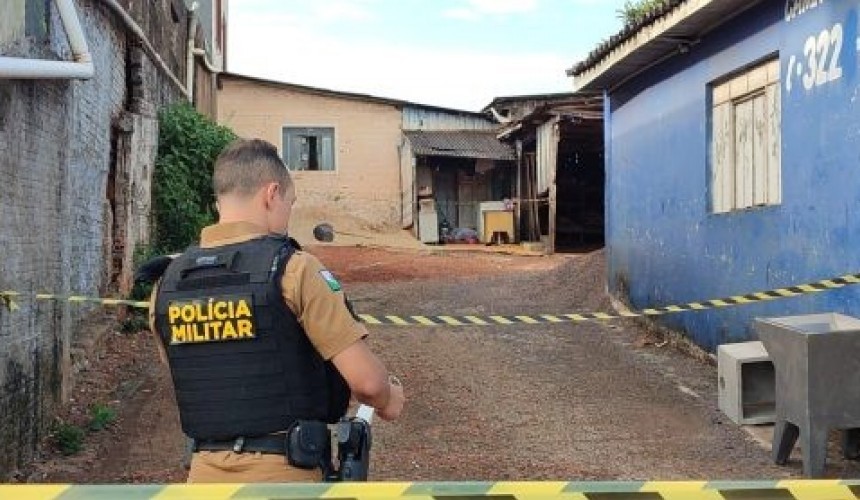 De joelhos, com cabeça dentro de bacia, homem é encontrado morto em Cascavel