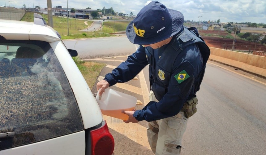 Cascavel: Sem gasolina, carro para no Trevo Cataratas e deixa via interditada; PRF ajuda no abastecimento, mas multa condutora