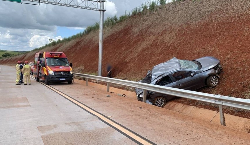 Condutora de 45 anos morre em capotamento na BR-163, em Cascavel