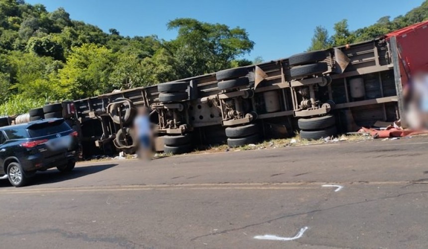 Motorista e passageira sofrem ferimentos em tombamento de caminhão na PR-481