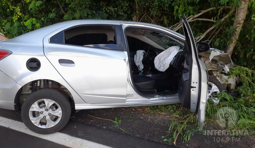 Veículo sai da pista e colide contra árvore próximo a Usina Hidrelétrica de Salto Caxias