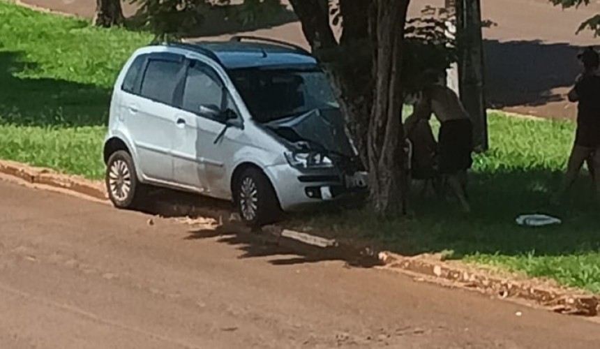 Mulher fica ferida em acidente após perder controle do carro ao olhar para bebê em Boa Vista da Aparecida