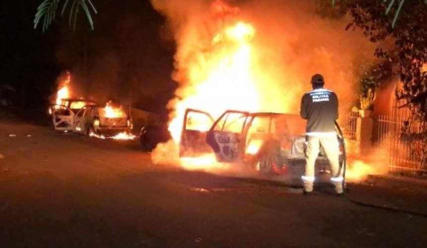 Quatro carros são incendiados e homem é baleado em Cascavel