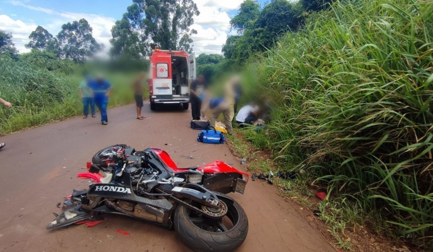 Homem fica em estado grave após acidente entre moto e carreta na PR-486