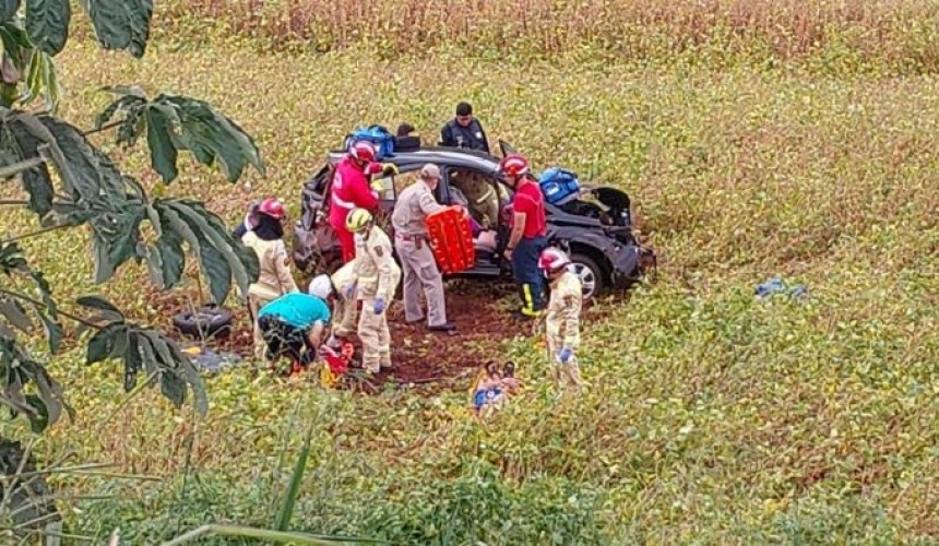 Quatro pessoas ficam feridas em capotamento na rodovia BR-163