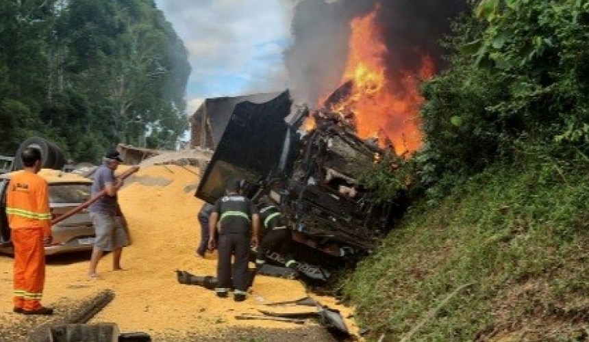 Grave acidente entre caminhões e carro deixa morto e feridos na PR-483