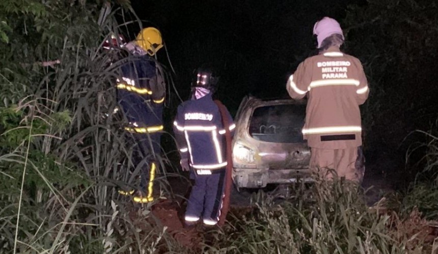 Ford Fiesta é destruído pelas chamas na BR-277 em Santa Tereza do Oeste