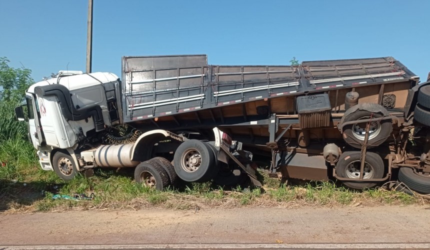 Duas pessoas ficam feridas após caminhão tombar na BR 163 em Santa Lúcia