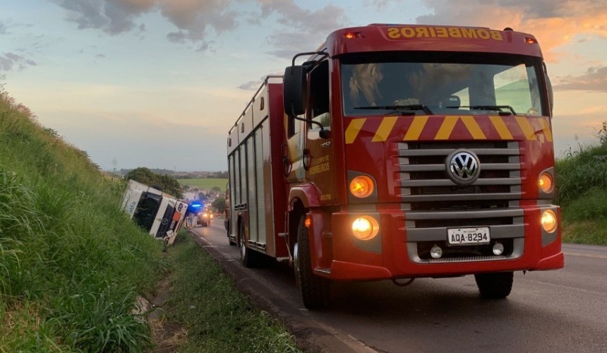 Caminhão com produto perigoso tomba na BR 163 em Lindoeste