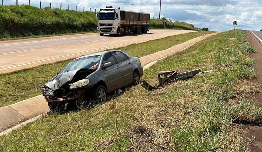 Caminhão bate contra Corolla e carro sai da pista na BR-163 em Santa Tereza do Oeste