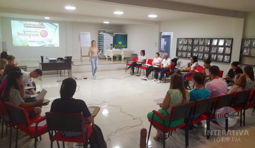 30 alunos participaram de curso promovido pela ACICAP sobre técnicas de marketing para mídias digitais