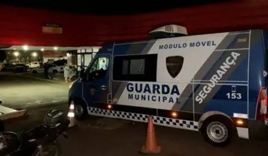 Três homens são baleados em frente a residência em Cascavel