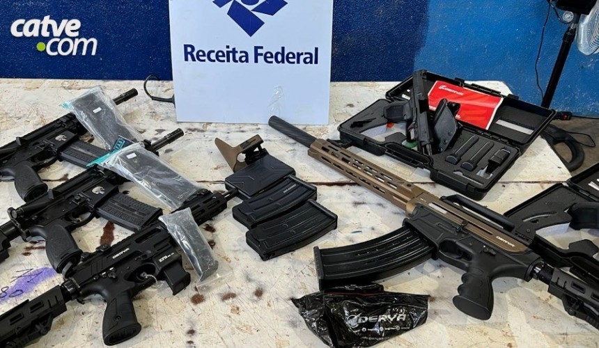 Receita Federal encontra fuzis, espingarda e pistolas escondidos em ônibus em Foz do Iguaçu