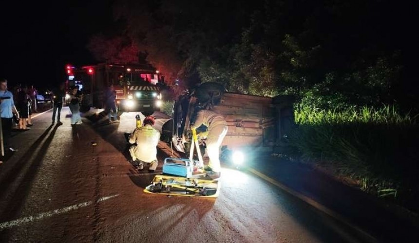 Mulher fica presa embaixo de veículo após capotamento no Paraná