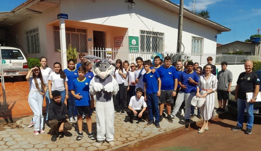 Alunos do Colégio Cívico Militar Carlos Argemiro Camargo de Capitão, visitam  Rádio Interativa para falar sobre projeto Páscoa com Cores