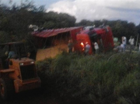 Carreta carregada com soja tomba no trevo em Boa Vista da Aparecida