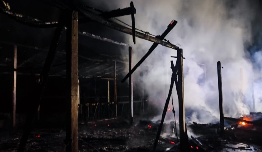 Corpo de Bombeiros de Capitão combatem incêndio em galpão com estrebaria em Capitão