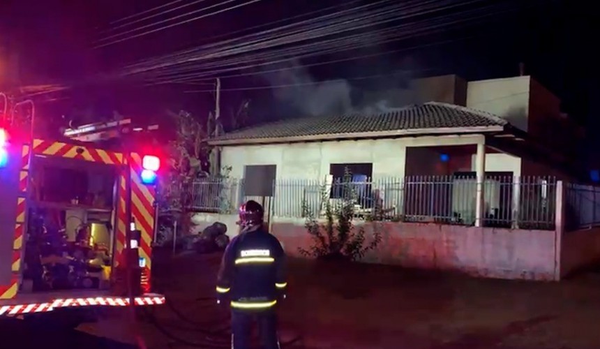 Incêndio atinge imóvel em construção em Cascavel e mobiliza Corpo de Bombeiros