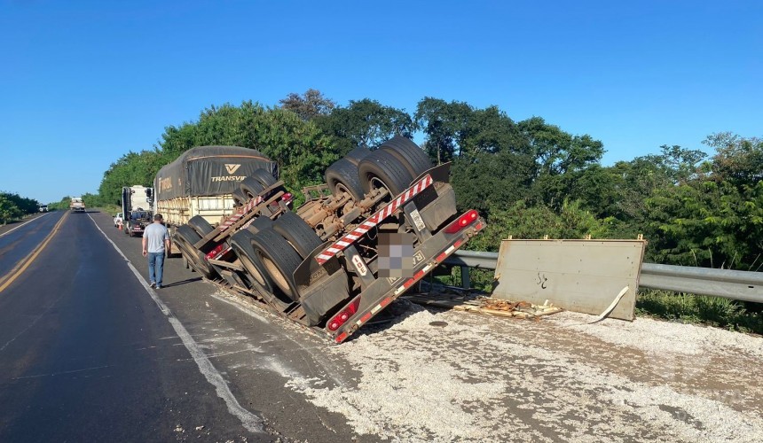 Carreta carregada com caroços de algodão tomba na BR-163 em Capitão