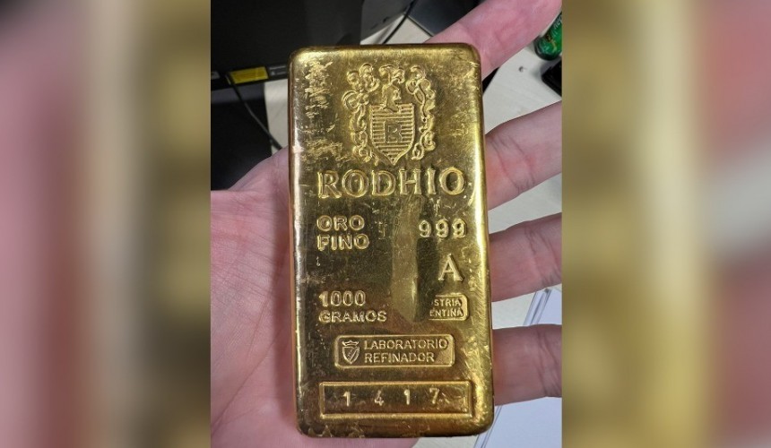 Passageiro chinês é preso com barra de ouro no Aeroporto de Foz do Iguaçu