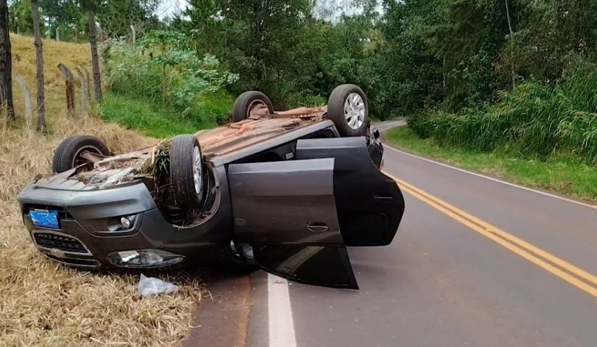 Veículo com 6 pessoas capota na PR-180 em Boa Vista da Aparecida