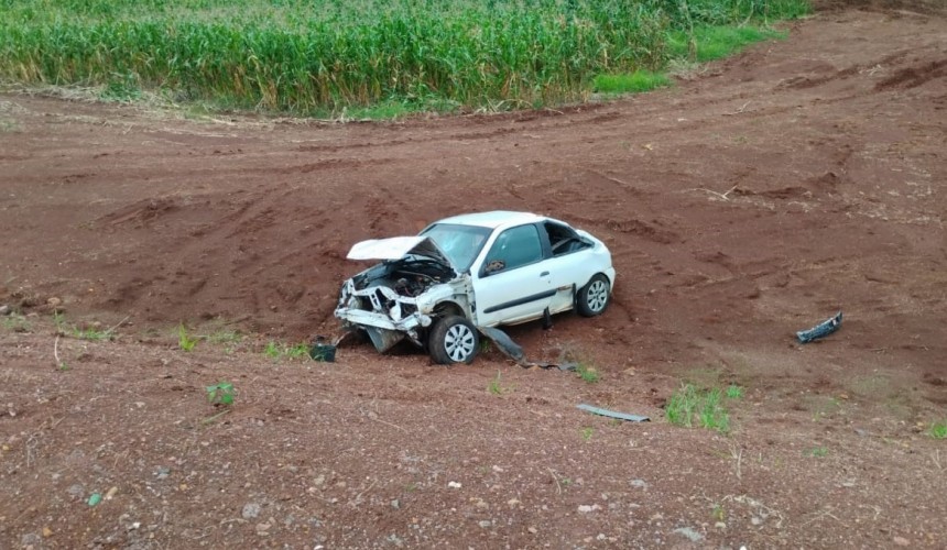 Saída de pista na PR-484 deixa motorista ferido em Três Barras do Paraná