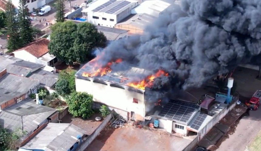 Destruição completa: imagens aéreas mostram intensidade do incêndio em empresa