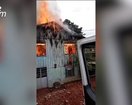 Casa de madeira fica destruída por incêndio em Boa Vista da Aparecida