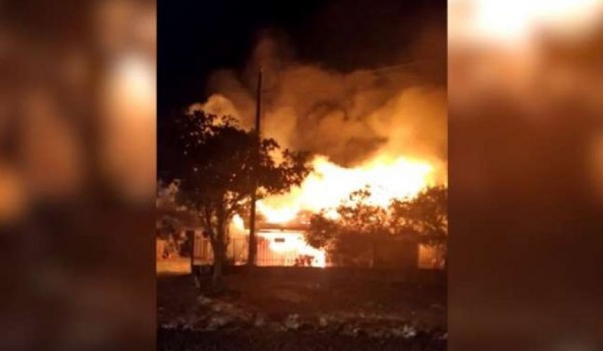 Incêndio destrói residência em Cascavel