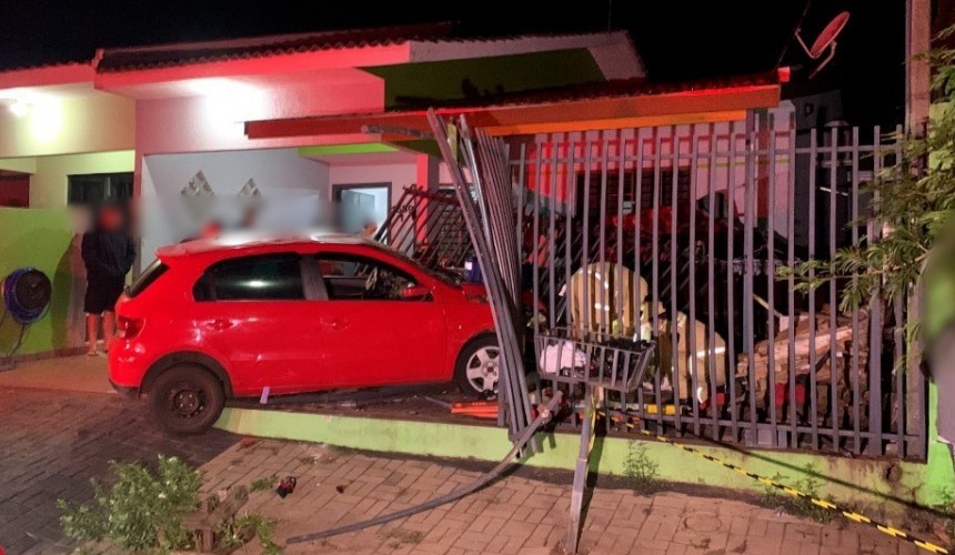 Carro atropelou pedestres e derrubou muro no Cascavel Velho