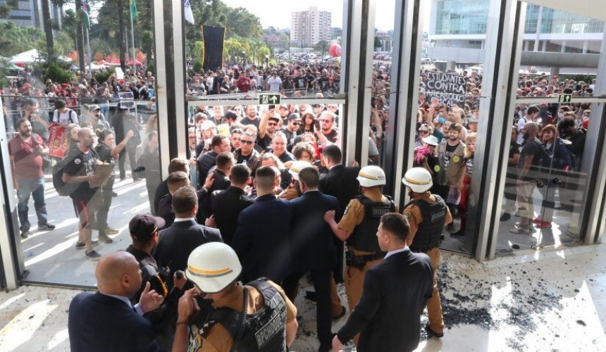 Manifestantes invadem plenário e sessão legislativa é suspensa no Paraná