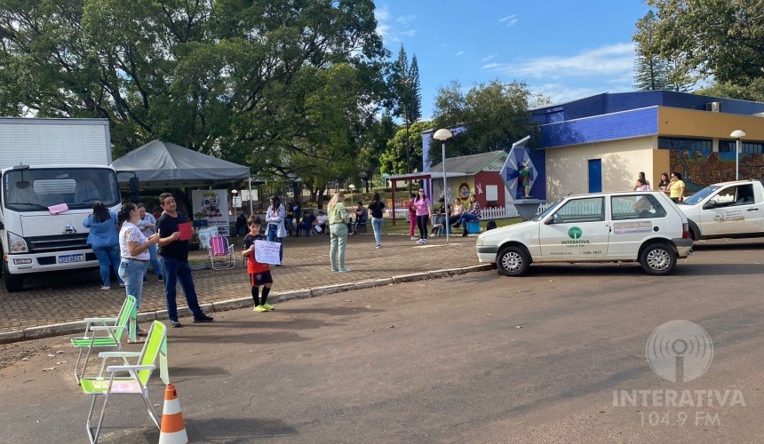 Professores de Capitão realizam blitz na praça São Cristóvão contra a privatização das escolas estaduais do Paraná